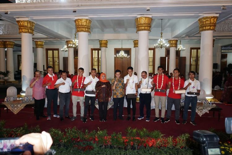 Gubernur Jawa Timur Khofifah Indar Parawansa dan Wagub Emil Elestianto Dardak memberi penyambutan kepada penggawa Timnas U-22 Indonesia serta ofisial dan dokter tim asal Jawa Timur di Gedung Negara Grahadi, Jumat (1/3/2019) malam.
