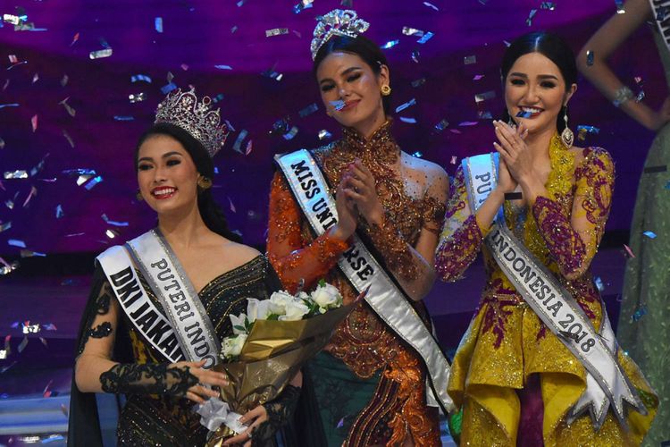 Puteri Indonesia 2019 Frederika Alexis Cull (kiri) bersama Puteri Indonesia 2018 Sonia Fergina Citra (kanan) dan Miss Universe 2018 Catriona Gray (tengah) seusai memenangi pemilihan Puteri Indonesia 2019 di Jakarta Convention Center, Jakarta, Jumat (8/3/2019). Finalis asal DKI Jakarta itu memenangi kontes Puteri Indonesia 2019 setelah menyisihkan 38 finalis lainnya.