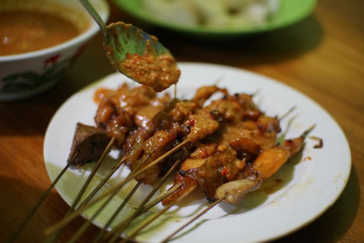 Sate ayam ambal khas kebumen (sate ambal). 