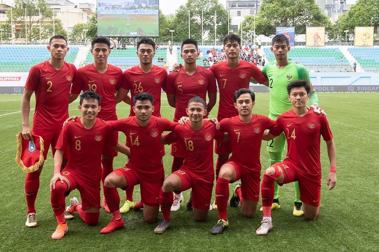 Para pemain tim nasional U-22 Indonesia berfoto jelang laga Merlion Cup 2019 melawan Thailand, di Stadion Jalan Besar, Jumat (7/6/2019).