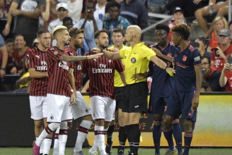 Wasit Allen Chapman, melerai para pemain Bayern dan Milan pada laga International Champions Cup (ICC) 2019 di Childrens Mercy Park, Kansas, Selasa (23/7/2019) waktu setempat.