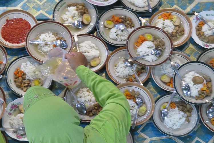 Hidangan Menu Buka Puasa disajikan di Masjid Jogokariyan 