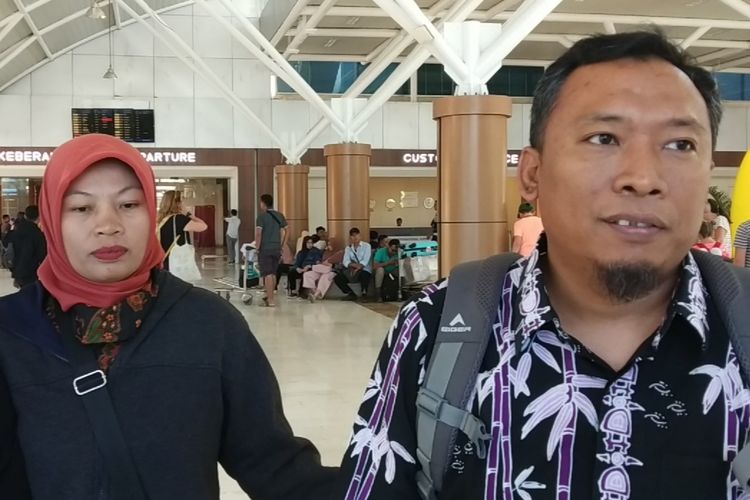 Baiq Nuril bersama Kuasa hukumnya Joko Jumadi di Lombok Internasional Airport, akan berangkat ke Jakarta bertemu dengan Menteri Hukum dan HAM Senin (8/7/2019)
