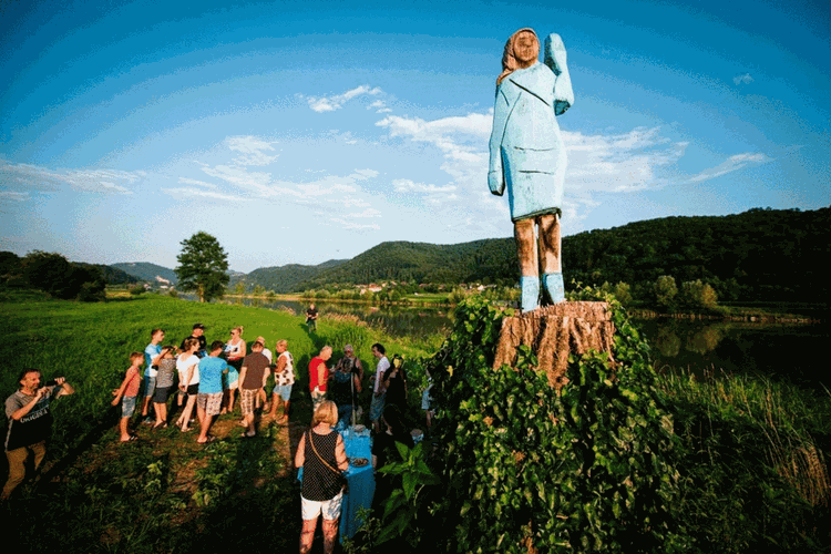 Ukiran patung kayu ibu negara Amerika Serikat, Melania Trump di Sevnica, Slovenia.
