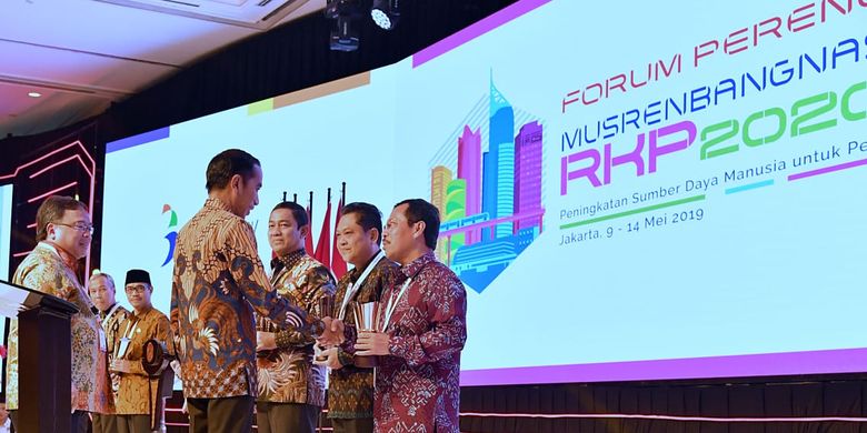 Plh Wali Kota Makassar Andi Hadijah Iriani menerima Penghargaan Pembangunan Daerah (PPD) Tahun 2019 dari Presiden Jokowi, di Jakarta, Kamis (9/5/2019).