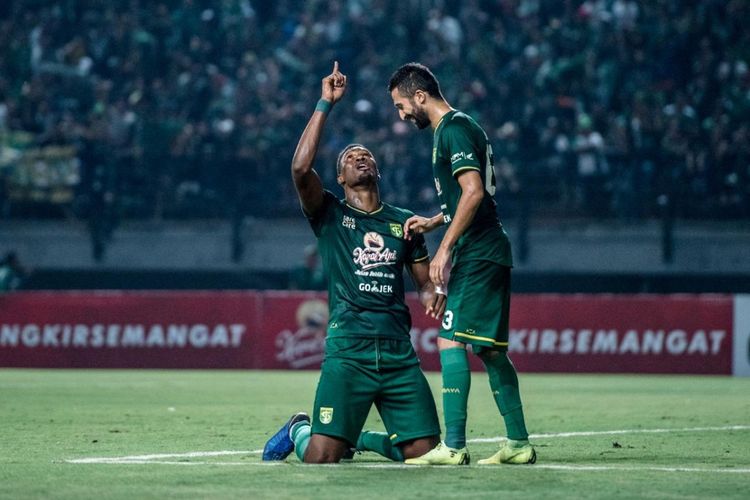 Penyerang Persebaya Amido Balde merayakan gol yang dicetaknya ke gawang Persib Bandung bersama gelandang Manuchehr Jalilov di Stadion Gelora Bung Tomo, Jumat (7/5/2019) malam WIB. Persebaya memimpin dua gol tanpa balas berkat aksi Amido Balde.