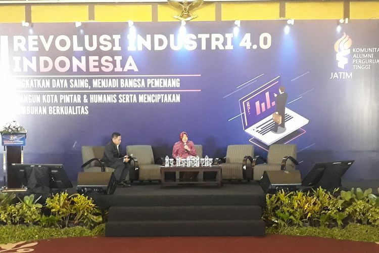 Wali Kota Risma di acara Seminar Revolusi Industri 4.0 yang digelar Komunitas Alumni Perguruan Tinggi Jawa Timur di Surabaya, Sabtu (23/3/2019)