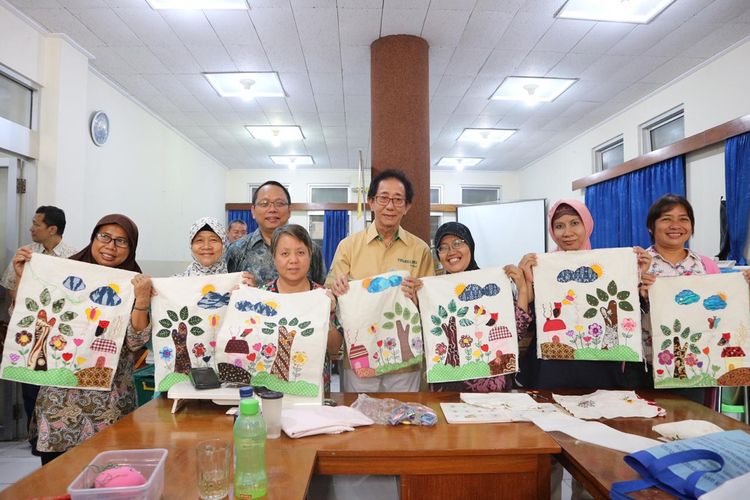 Direktur Sido Muncul Irwan Hidayat berkunjung ke kelas pelatihan keterampilan disabilitas Lembaga Daya Dharma Keuskupan Agung Jakarta, Senin (24/6/2019)