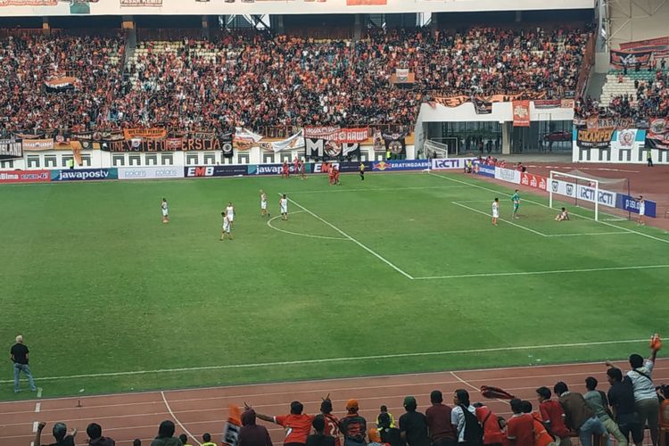 Momen saat para pemain Persija Jakarta (oranye) merayakan gol Bambang Pamungkas saat menghadapi Borneo FC pada laga Piala Indonesia, Sabtu (29/6/2019).