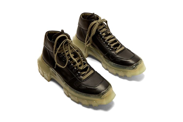 Perancang busana asal Amerika Serikat Rick Owens merancang sebuah chunky sneaker-boot hybrid, yang dijuluki the Larry Tractor Sneaker. 
