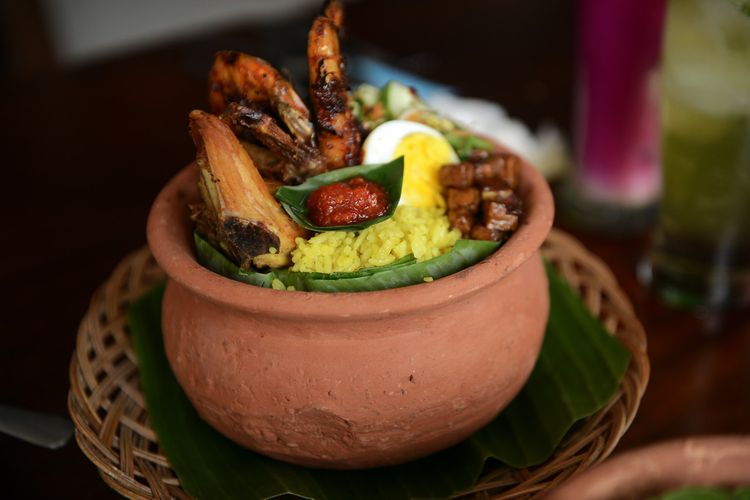 Nasi Kendil merupakan nasi yang dimasak di dalam kendi yang ditemani dengan berbagai macam lauk.