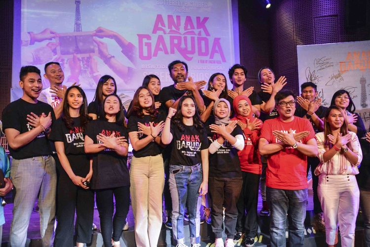 Para pemain bersama sutradara dan produser film Anak Garuda, di Galeri Indonesia Kaya, Jakarta Pusat, Kamis (22/8/2019).