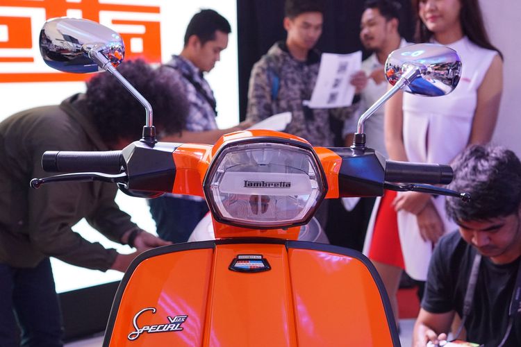 Desain lampu depan berbentuk heksagonal pada varian V125 tetap dipertahankan sebagai salah satu ciri khas dari skuter Lambretta.