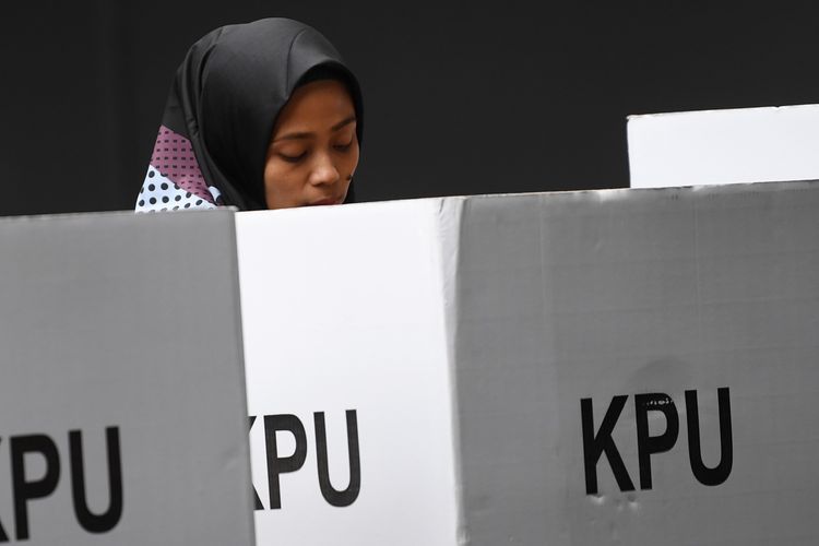 Warga menggunakan hak politiknya ketika mengikuti Pemungutan Suara Ulang (PSU) Pemilu 2019 di TPS 02, Pasar Baru, Jakarta, Sabtu (27/4/2019). Sebanyak 11 TPS di DKI Jakarta melaksanakan pemungutan suara ulang.