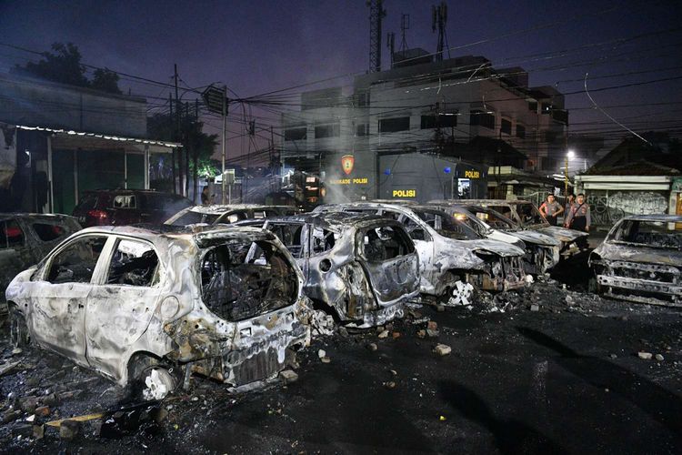 Sejumlah mobil terbakar akibat demo rusuh di Komplek Asrama Brimob, Petamburan, Jakarta, Rabu (22/5/2019).