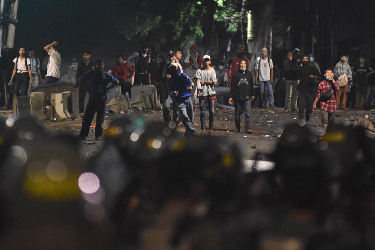 Sejumlah massa menyerang ke arah petugas kepolisian saat terjadi bentrokan Aksi 22 Mei di Jalan Brigjen Katamso, kawasan Slipi, Jakarta, Rabu (22/5/2019). ANTARA FOTO/M Risyal Hidayat/wsj.