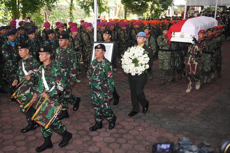 Personil TNI membawa peti jenazah almarhumah Ani Yudhoyono saat upacara pelepasan militer di Cikeas, Bogor, Jawa Barat, Minggu (2/6/2019). ANTARA FOTO/Akbar Nugroho Gumay/hp.