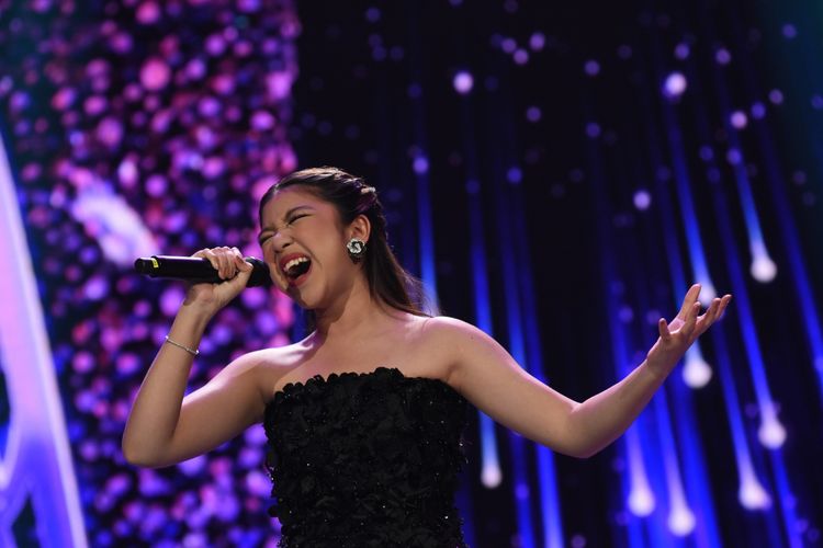 Tiara Anugrah tampil pada babak Grand Final Indonesian Idol di Studio RCTI+, Kebon Jeruk, Jakarta, Senin (25/12/2019). Grand Final Indonesian Idol mempertemukan dua peserta yakni Lyodra Ginting dan Tiara Anugrah. 