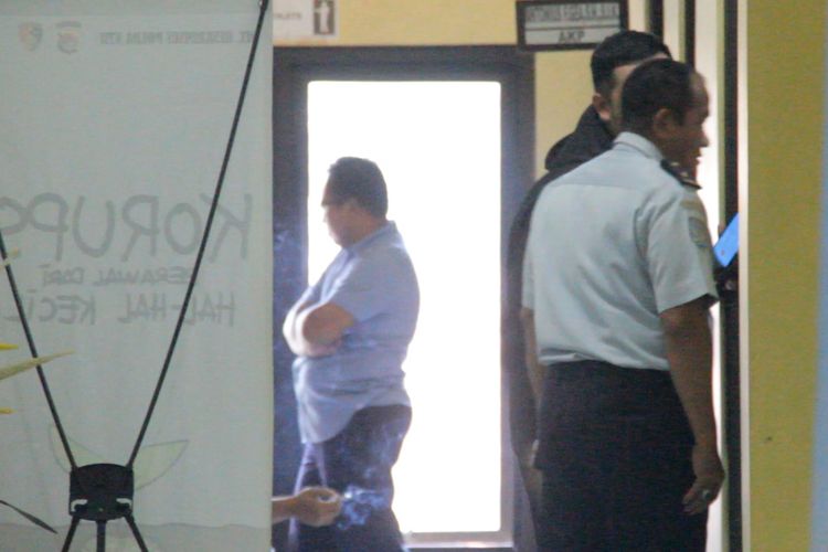 Salah seorang pejabat Kantor Imigrasi Kelas I Mataram, memasuki Aula lantai 2 gedung Ditkrimsus Polda NTB, memenuhi panggilan tim penyidik KPK, Kamis (20/6/2019). pemeriksaan penyidik KPK berlangsung Senin hingga Jumat (21/6/2019) ini. 