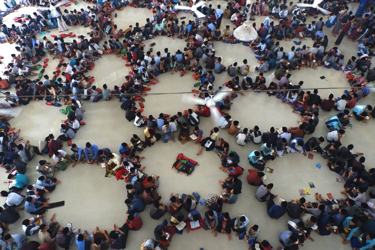 Ribuan santri membaca Al Quran secara bersama-sama dengan formasi membentuk lingkaran, Senin (6/5/2019) 