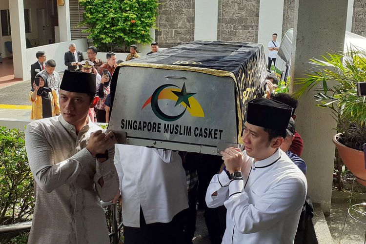 Putra Ibu Negara 2004-2014 Ani Yudhoyono, Agus Harimurti Yudhoyono (kiri) dan Edhie Baskoro Yudhoyono memanggul keranda jenazah Ibunda untuk dimandikan di KBRI Singapura, Sabtu (1/6/2019). Istri Presiden Susilo Bambang Yudhoyono, Ani Yudhoyono tutup usia karena kanker darah saat menjalani perawatan di Singapura.