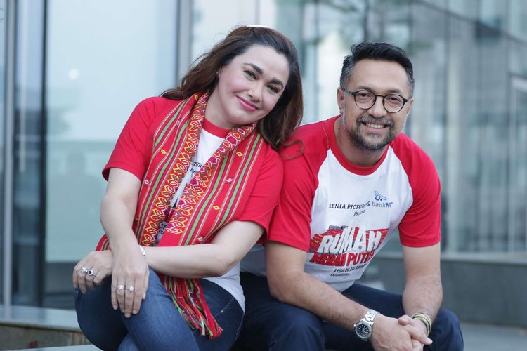 Pasangan Selebriti, Nia Zulkarnaen dan Ari Sihasale berpose saat media visit ke Kompas.com, Selasa (18/6/2019). Pasangan artis ini meluncurkan film berjudul Rumah Merah Putih.