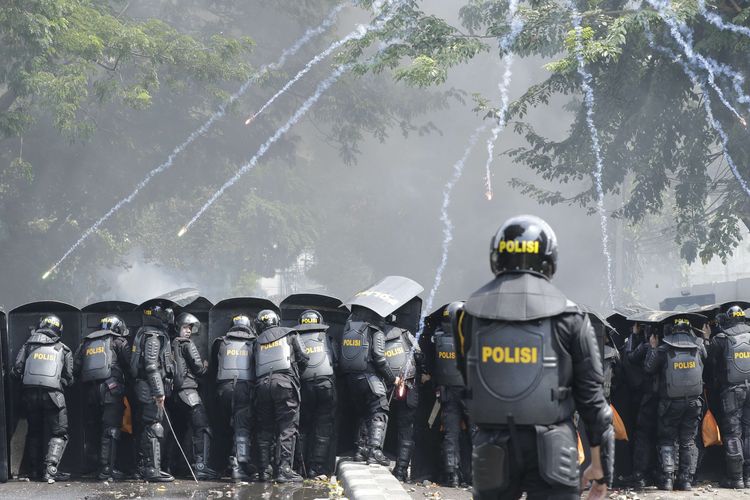 Polisi berhadapan dengan warga saat terjadi kericuhan di Jalan Brigjen Katamso, Jakarta, Rabu (22/5/2019). Kericuhan terjadi sejak selasa (21/5/2019) malam dan berlangsung hingga Rabu siang