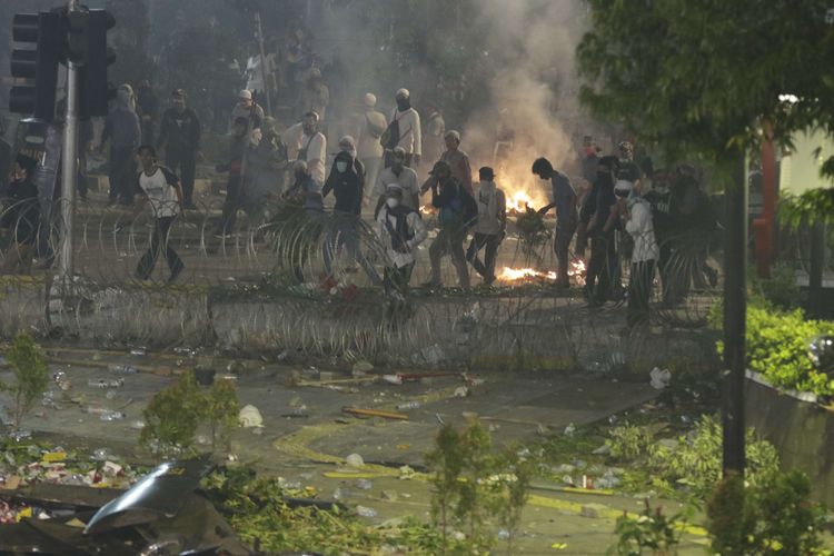 Demonstran melempari polisi dengan batu saat terjadi kericuhan di dekat gedung Bawaslu, Jalan MH Thamrin, Rabu (22/5/2019).