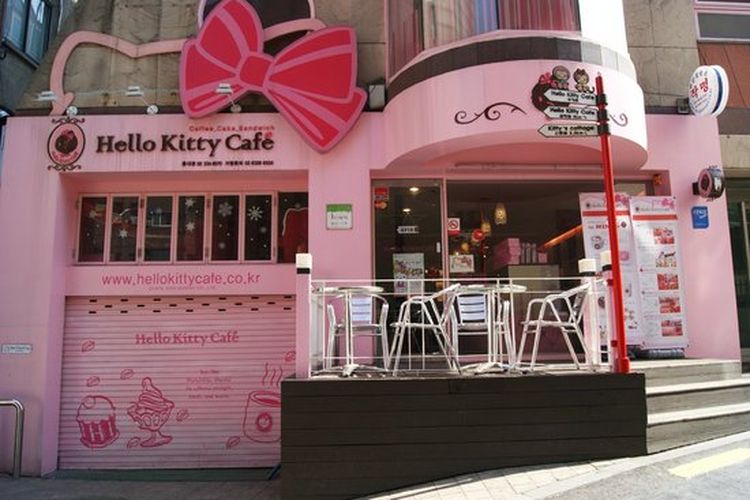 Salah satu kafe unik yang ada di Seoul adalah Kafe Hello Kitty yang mempunyai desain kafe dan menu yang menarik pengunjung.