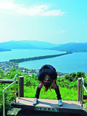 Mata-nozoki adalah balkon tempat pengunjung dapat mengagumi Amanohashidate dengan melihatnya dari antara dua kaki.