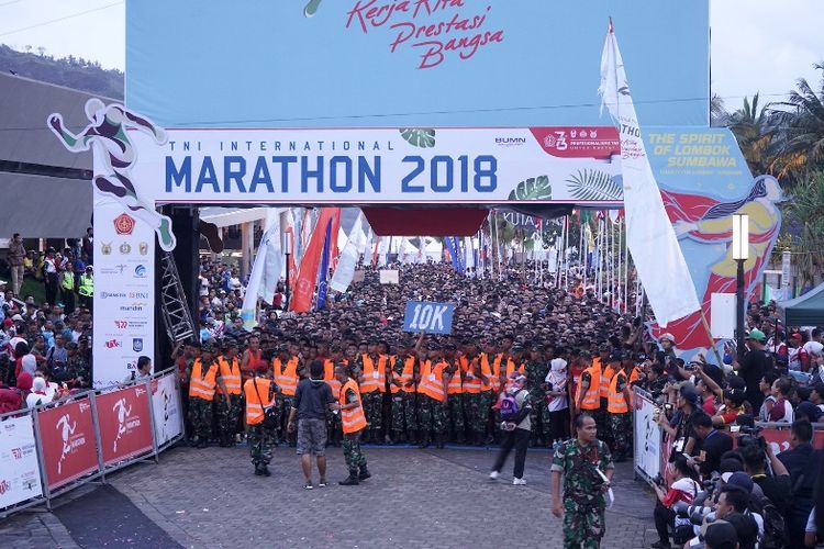 Panglima TNI Marsekal Hadi Tjahjanto melepas peserta kategori 42K TNI International Marathon 2018 di Kuta Beach Mandalika Lombok, Nusa Tenggara Barat (NTB).