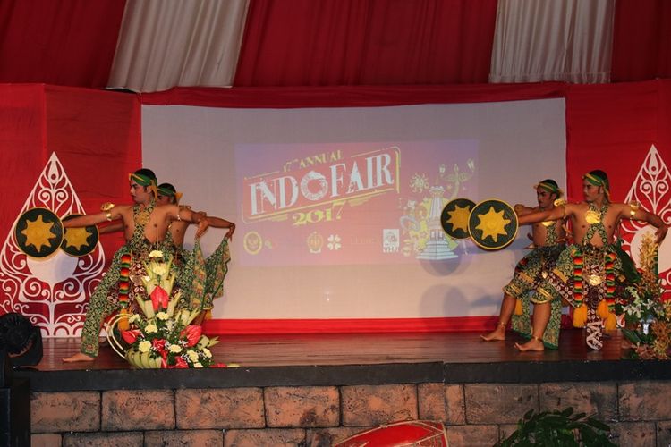 Tari Bondoboyo yang membuka ajang Indofair 2017 di Paramaribo, Suriname.