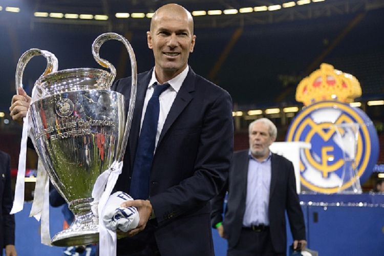 Pelatih Real Madrid Zinedine Zidane mengangkat trofi Liga Champions seusai mengalahkan Juventus pada final di Stadion Millenium, Sabtu (3/6/2017). 