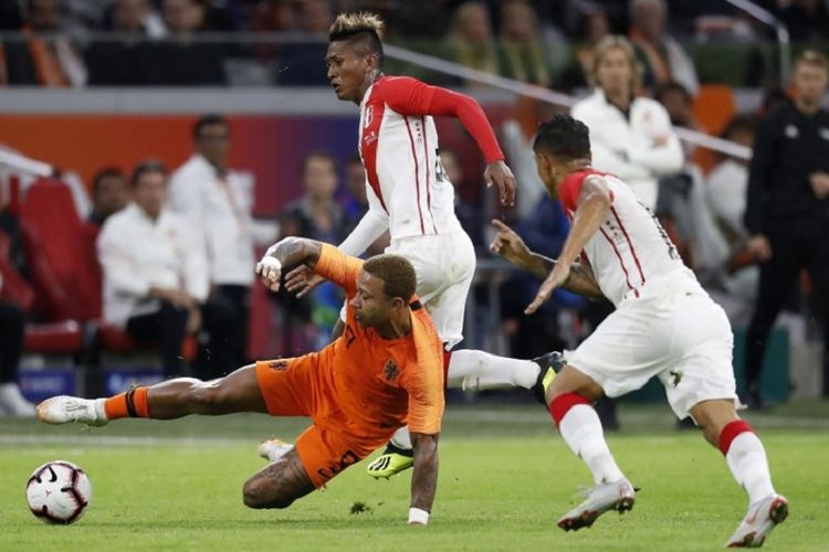Aksi penyerang Belanda, Memphis Depay (oranye), saat laga melawan Peru, Kamis (6/9/2018) atau Jumat dini hari.