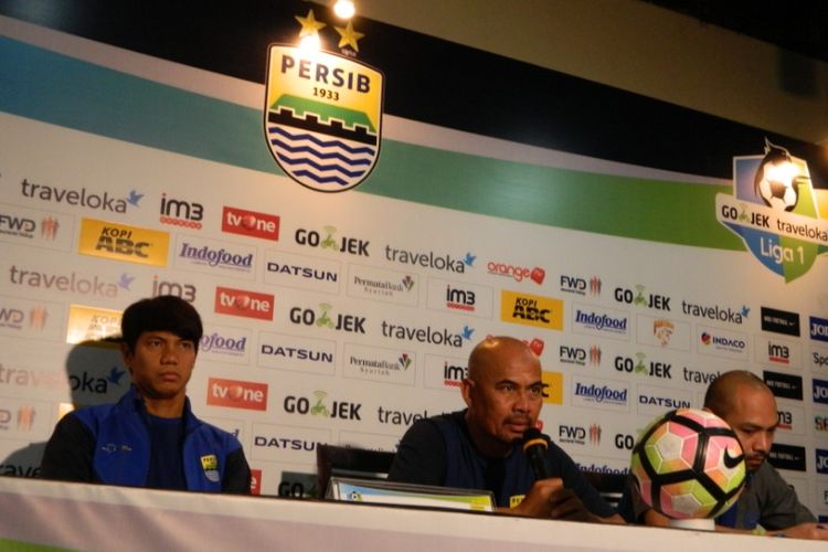 Asisten Pelatih Persib Bandung Herrie Setyawan bersama bek Persib Achmad Jufriyanto  saat menjalani sesi jumpa pers di Graha Persib, Jalan Sulanjana, Kamis (26/10/2017).