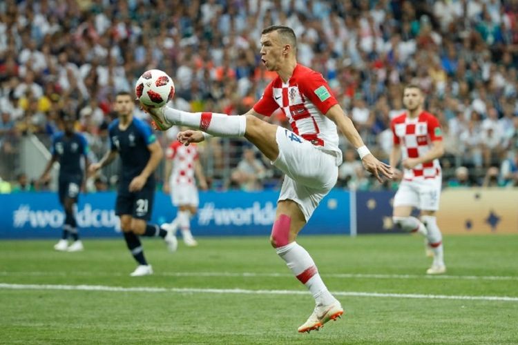 Ivan Perisic mencoba mengontrol bola dalam pertandingan Perancis vs Kroasia pada final Piala Dunia 2018 di Stadion Luzhniki, 15 Juli 2018. 