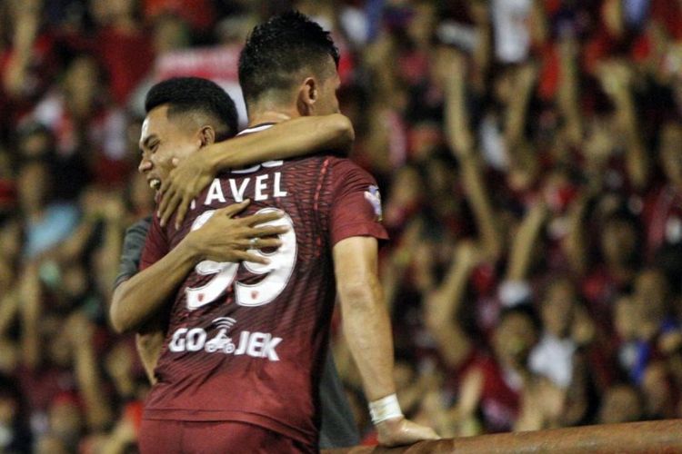 Penyerang PSM Makassar, Pavel Puriskhin, merayakan golnya seusai membobol gawang Semen Padang pada Senin (2/10/2017). 