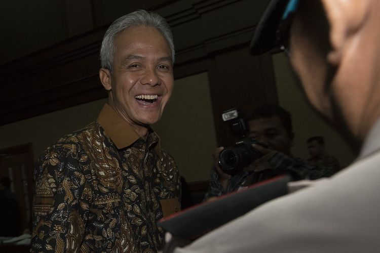 Gubernur Jawa Tengah Ganjar Pranowo meninggalkan ruang sidang seusai memberi kesaksian untuk terdakwa Andi Agustinus alias Andi Narogong dalam sidang lanjutan kasus korupsi KTP Elektronik (KTP-el) di Pengadilan Tipikor, Jakarta, Jumat (13/10). Tiga orang menjadi saksi dalam sidang lanjutan tersebut, yaitu Gubernur Jawa Tengah Ganjar Pranowo, Dedi Priono, dan Jimmy Iskandar Tedjasusila. ANTARA FOTO/Rosa Panggabean/kye/17. 