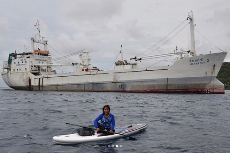 Foto Menteri Kelautan dan Perikanan Susi Pudjiastuti saat paddling di dekat kapal Silver Sea 2 yang ditangkap akibat illegal fishing.