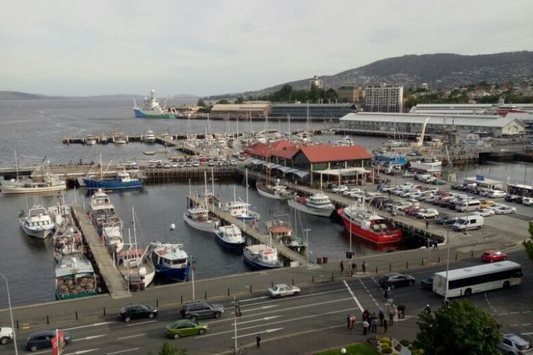 Pemandangan pelabuhan Hobart dilihat dari hotel The Grand Chancellor.