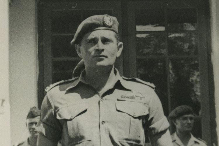 Kapten Raymond Westerling yang disebut terlibat dalam pembantaian di Sulawesi Selatan dan membentuk Angkatan Perang Ratu Adil (APRA) yang menyerang Bandung pada 1950.