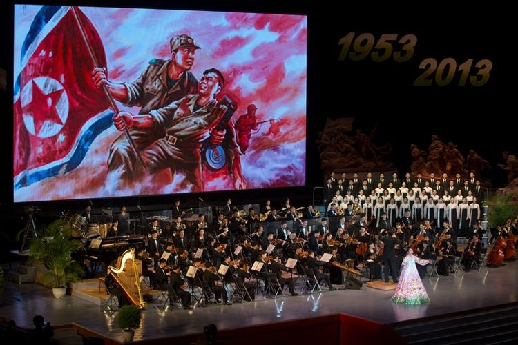 Kelompok orkestra Korea Utara beraksi pada acara peringatan 60 tahun kemenangan dalam Perang Pembebasan Tanah Air di  Ryugyong Jong Ju Yong di Pyongyang, 28 Juli 2013. (AFP/Ed Jones)