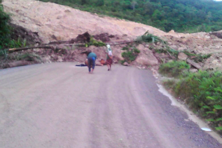 Gempa magnitudo 7,5 mengguncang Papua Niugini pada Senin (26/2/2018). Pihak berwenang sedang mengirim tim untuk meninjau kerusakan akibat gempa tersebut. (Baundo Mereh via Storyful via ABC.net.au)