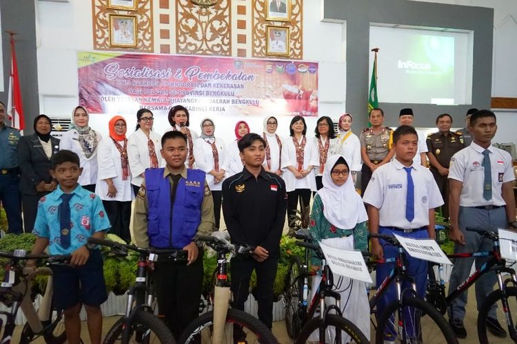 Pelajar Bengkulu mendapatkan sepeda dari Ibu Negara, Iriana Joko Widodo (Foto: Media Center Pemprov Bengkulu)