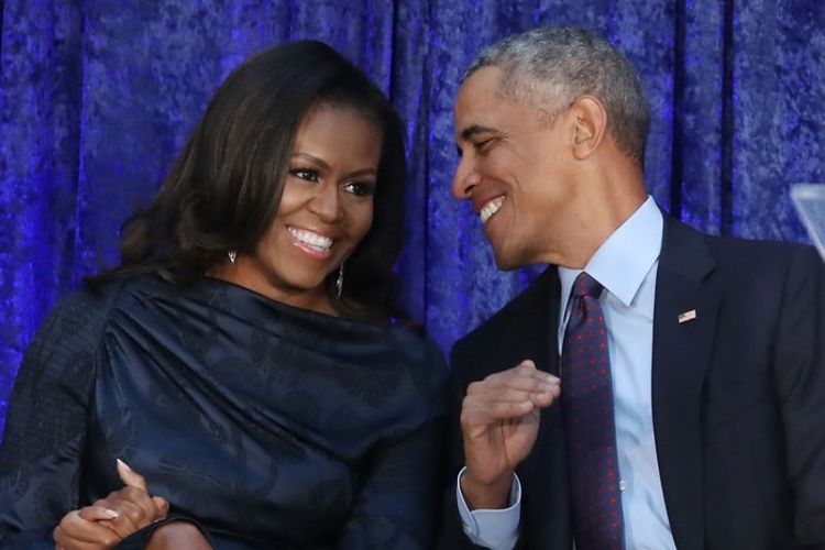 Mantan Presiden Amerika Serikat Barack Obama dan ibu negara Michelle Obama berpartisipasi dalam pembukaan potret resmi lukisan mereka di Galeri Potret Nasional Smithsonian, 12 Februari 2018 di Washington DC, Amerika Serikat. (AFP/Mark Wilson)