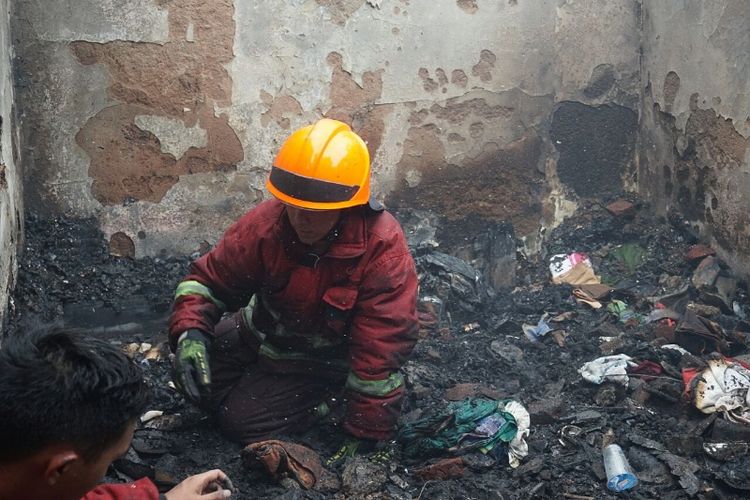 Petugas Dinas Kebakaran dan Penanggulangan Bencana (DKPB) Kota Bandung saat melakukan pendinginan dalam insiden kebakaran di Kampung Karees Kulon RT 03 RW 06, Kelurahan Malabar, Kecamatan Lengkong, Kota Bandung, Kamis (3/5/2018). 
