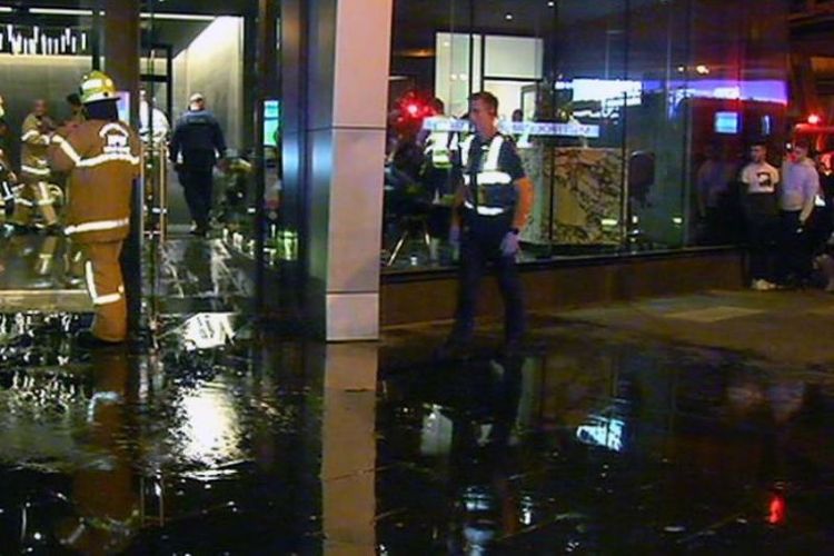 Suasana di luar Hotel Apartemen Experience Bella di Southbank, Melbourne, Australia, setelah seorang pria membuka hidran air di lantai 18. (ABC News)