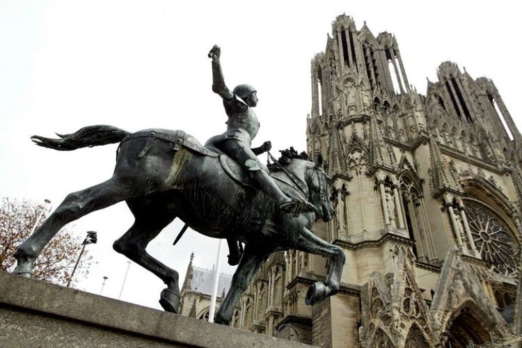 Patung Joan of Arc erletak di halaman depan Katedral Reims, Perancis. (AFP)