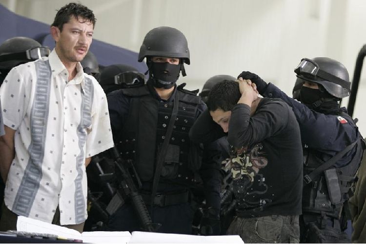 Para tersangka pengedar narkoba dari geng El Chiquilin yang merupakan anggota Kartel Sinaloa ditangkap kepolisian Meksiko pada 9 Februari 2010 di La Paz, negara bagian Baja California. 