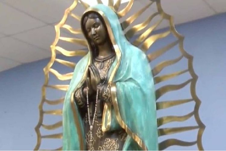 Patung Bunda Maria di Gereja Our Lady of Guadalupe, Hobbs, New Mexico.